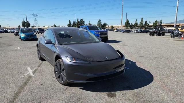 2025 Tesla Model 3 - zdjęcie 13