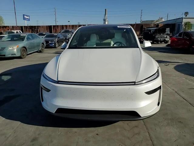 2026 Tesla Model Y - zdjęcie 13