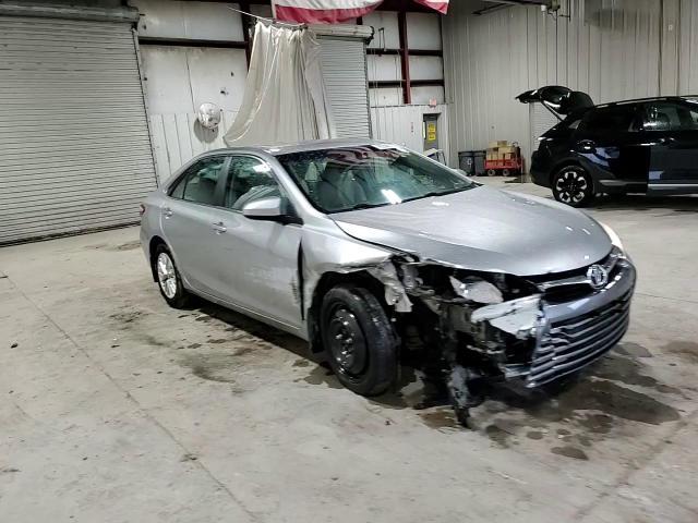 2017 Toyota Camry Le - zdjęcie 13