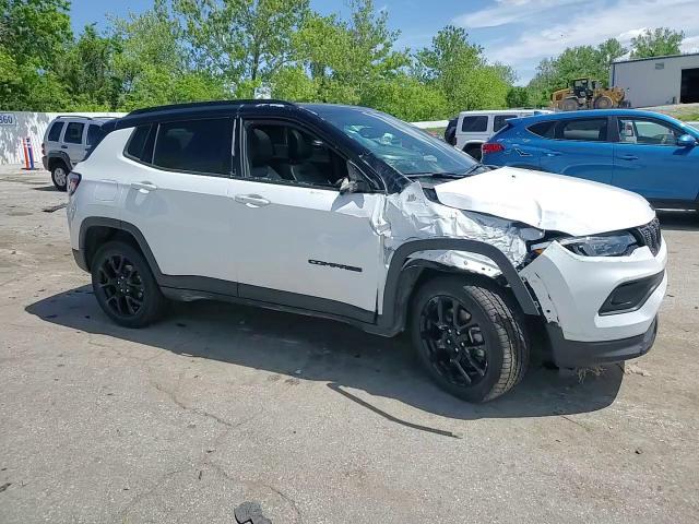 2023 Jeep Compass Latitude - zdjęcie 14