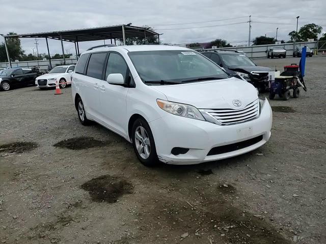 2015 Toyota Sienna Le - zdjęcie 14