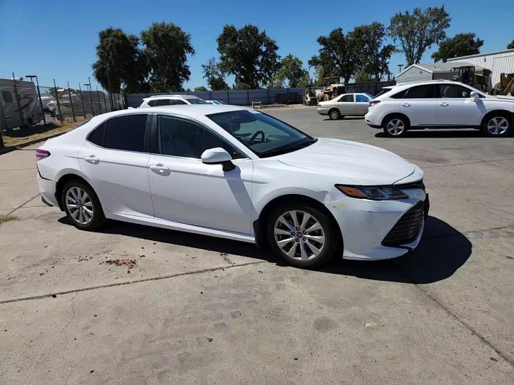 2020 Toyota Camry Le - zdjęcie 13