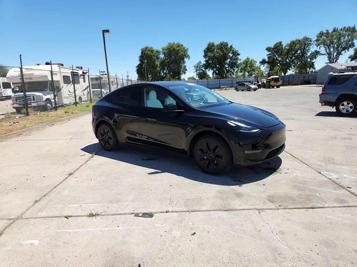 2025 Tesla Model Y - zdjęcie 13