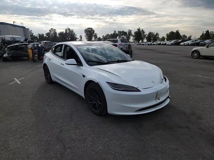 2025 Tesla Model 3 - zdjęcie 13