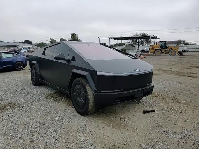 2025 Tesla Cybertruck - zdjęcie 13