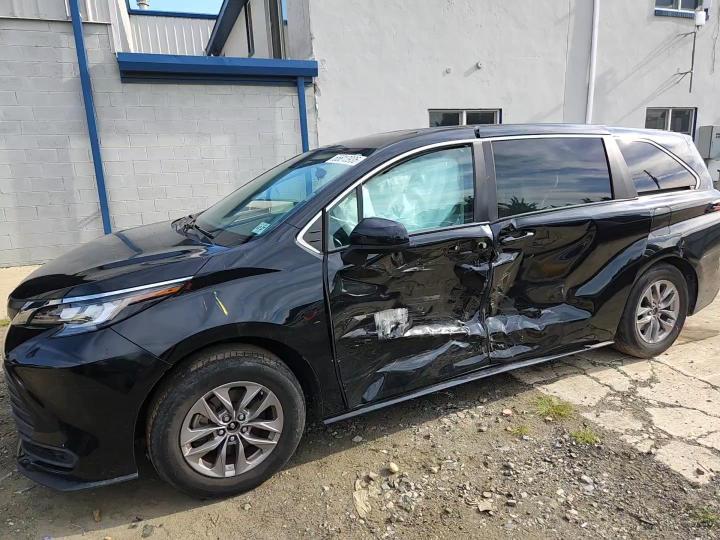 2022 Toyota Sienna Le - zdjęcie 14