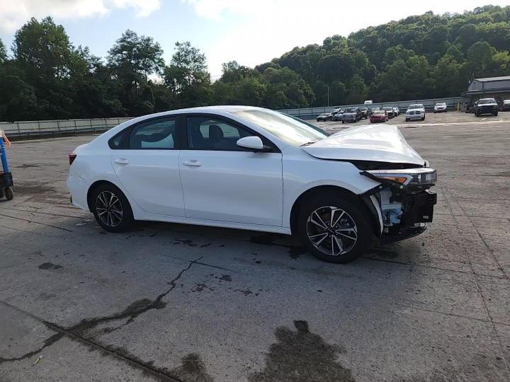 2024 Kia Forte Lxs - zdjęcie 14