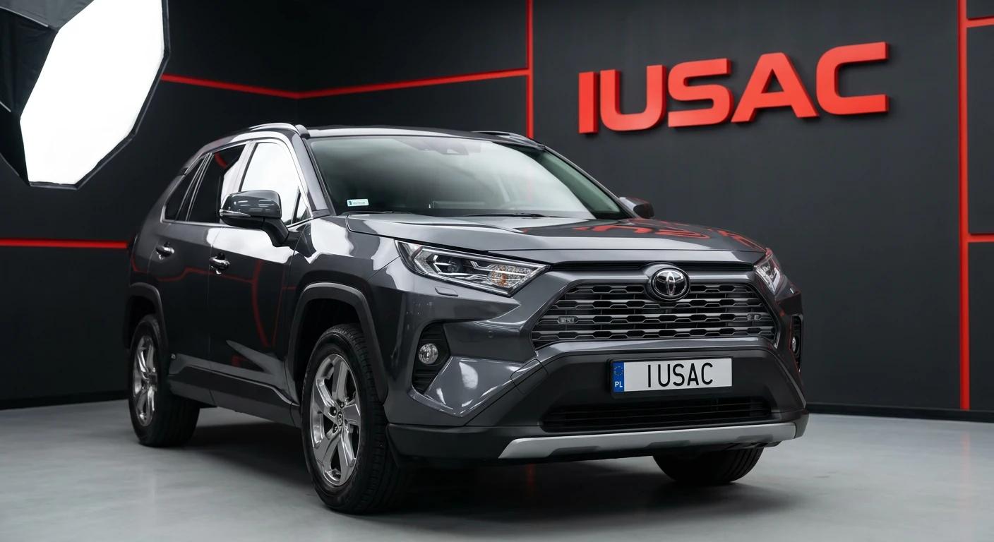 Błyszcząca Toyota RAV4 w nowoczesnym salonie IUSAC – popularna alternatywa dla Hyundai Santa Fe z USA