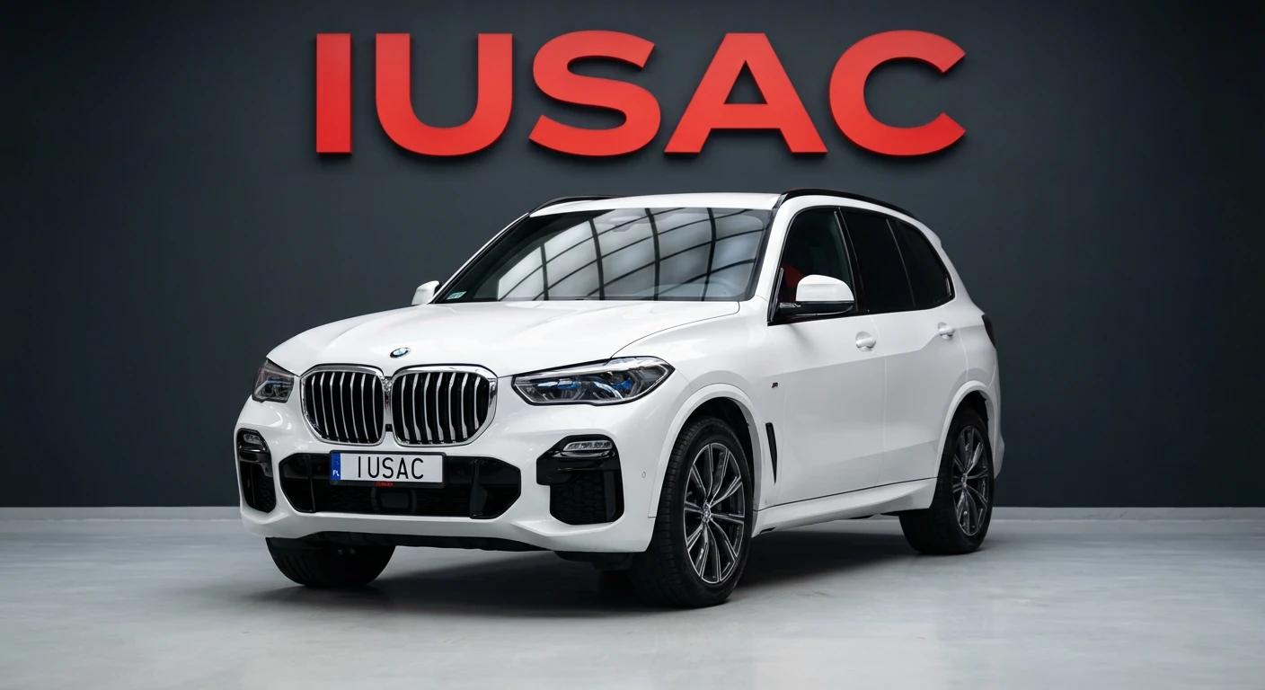 Białe BMW X5 G05 z 2024 roku w nowoczesnym salonie IUSAC - bezpieczny import z USA i doskonałe opinie klientów.