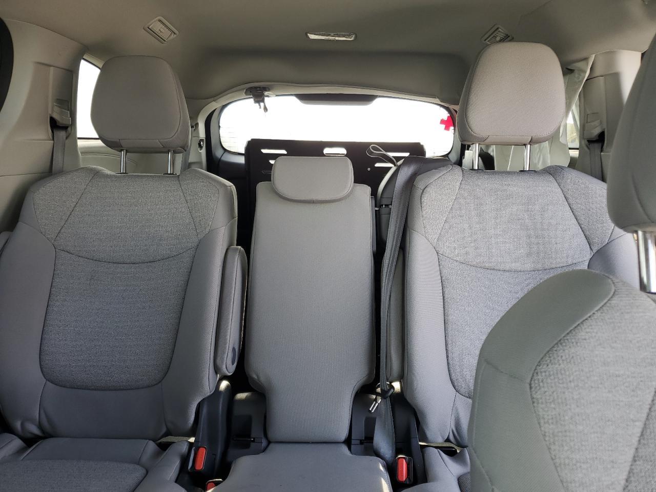 2024 Toyota Sienna Le - zdjęcie 10