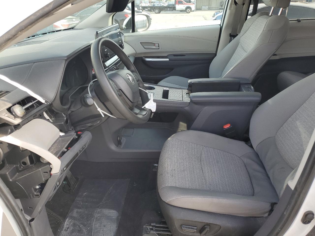 2024 Toyota Sienna Le - zdjęcie 7