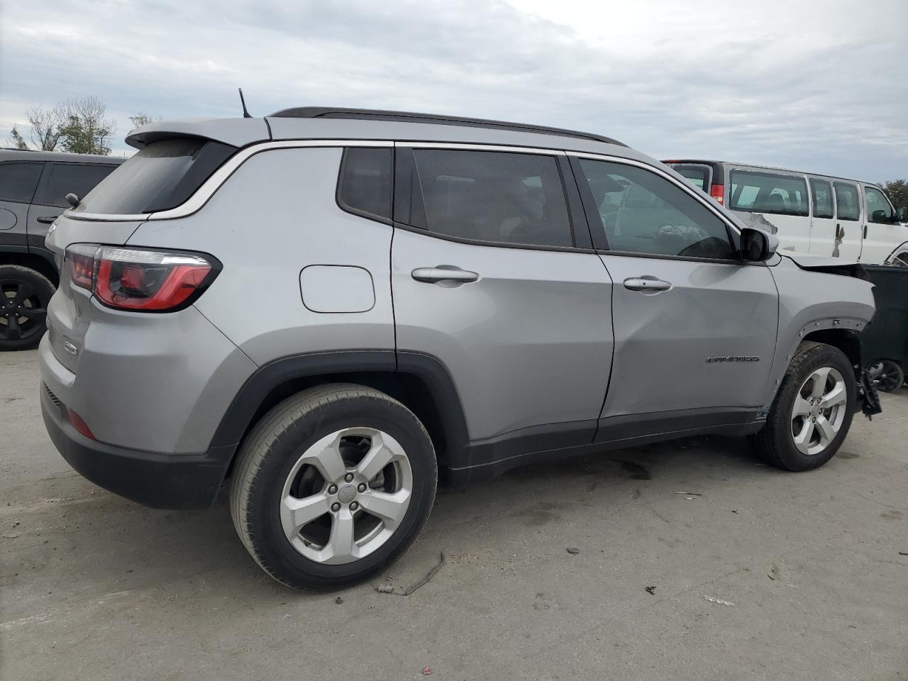2018 Jeep Compass Latitude - zdjęcie 3