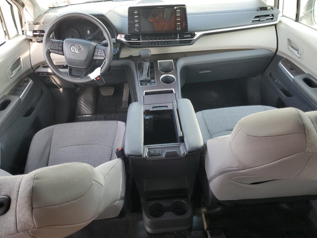 2024 Toyota Sienna Le - zdjęcie 8