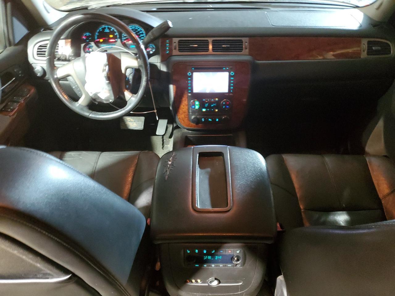 2013 Chevrolet Suburban C1500 Lt - zdjęcie 8