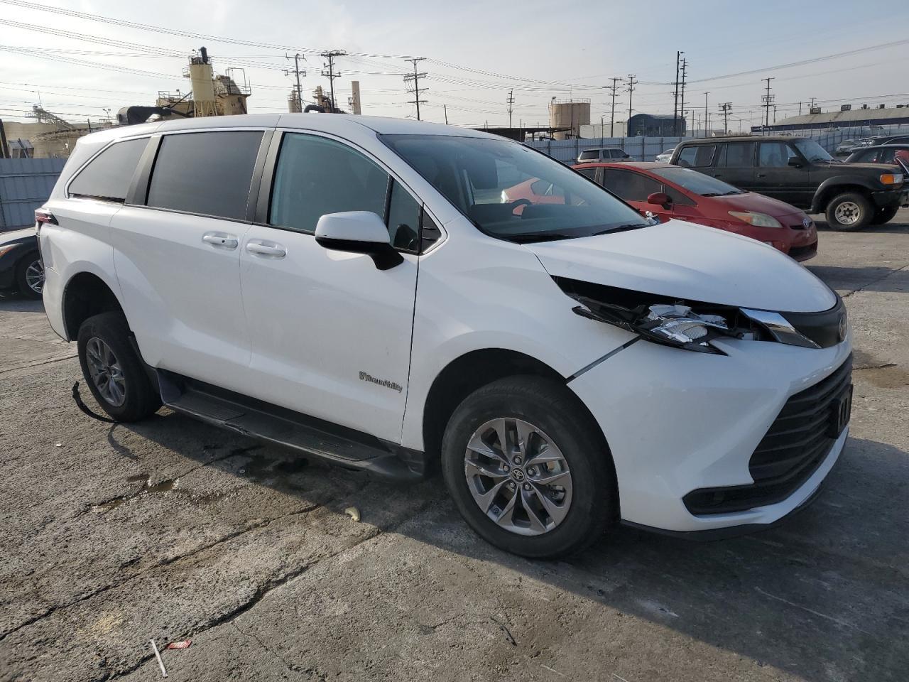 2024 Toyota Sienna Le - zdjęcie 4