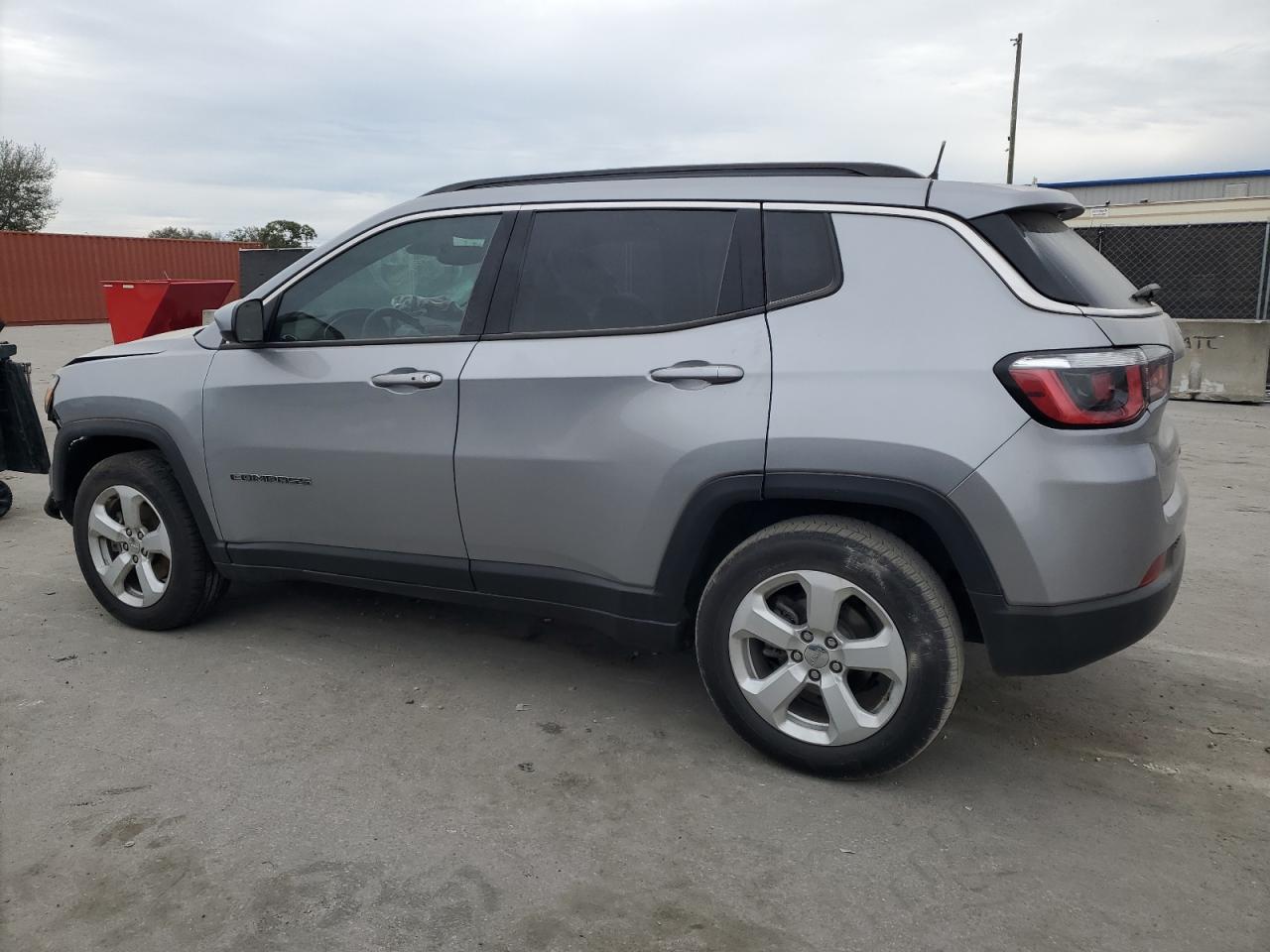 2018 Jeep Compass Latitude - zdjęcie 2