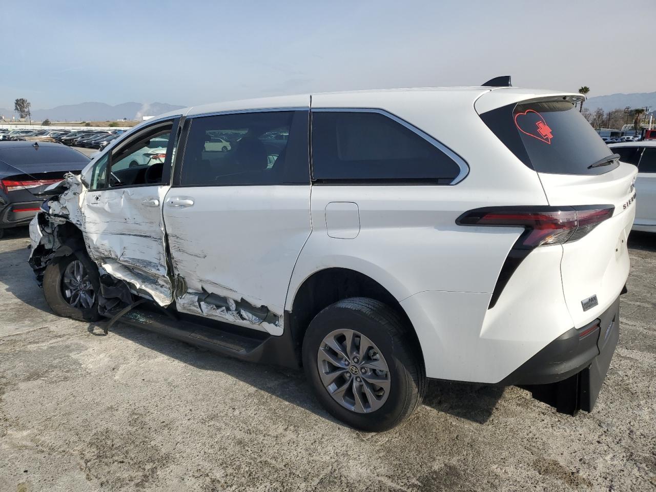 2024 Toyota Sienna Le - zdjęcie 2