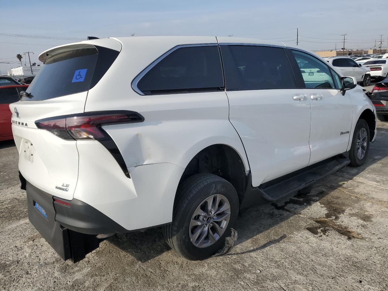 2024 Toyota Sienna Le - zdjęcie 3