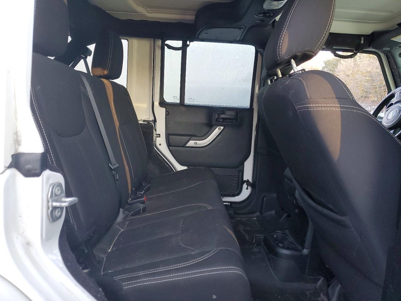 2017 Jeep Wrangler Unlimited Sahara - zdjęcie 11