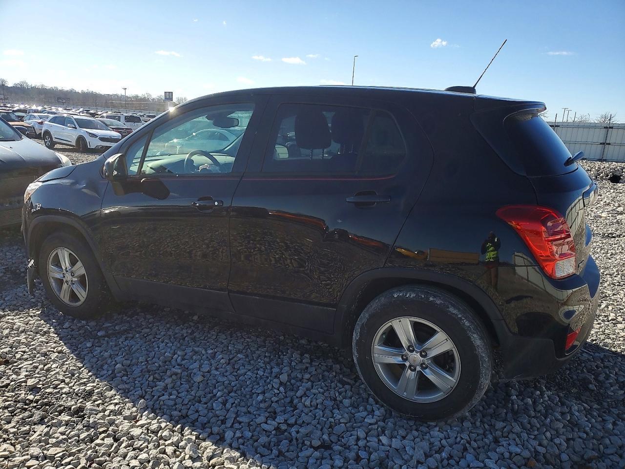 2022 Chevrolet Trax Ls - zdjęcie 2