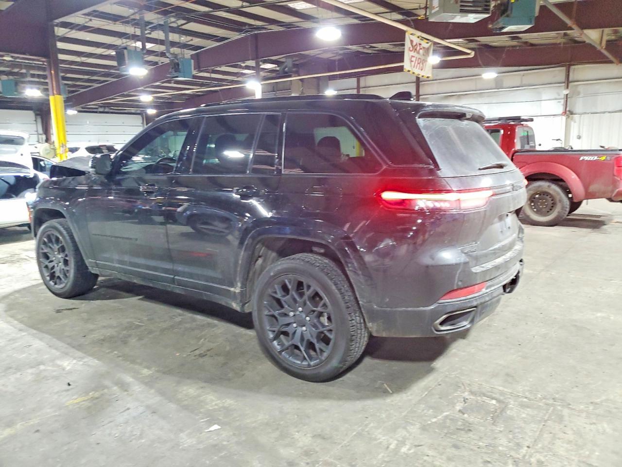 2025 Jeep Grand Cherokee Summit - zdjęcie 2