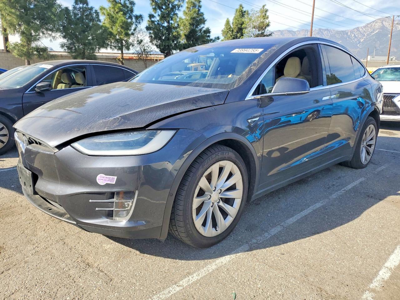 2016 Tesla Model X - zdjęcie główne