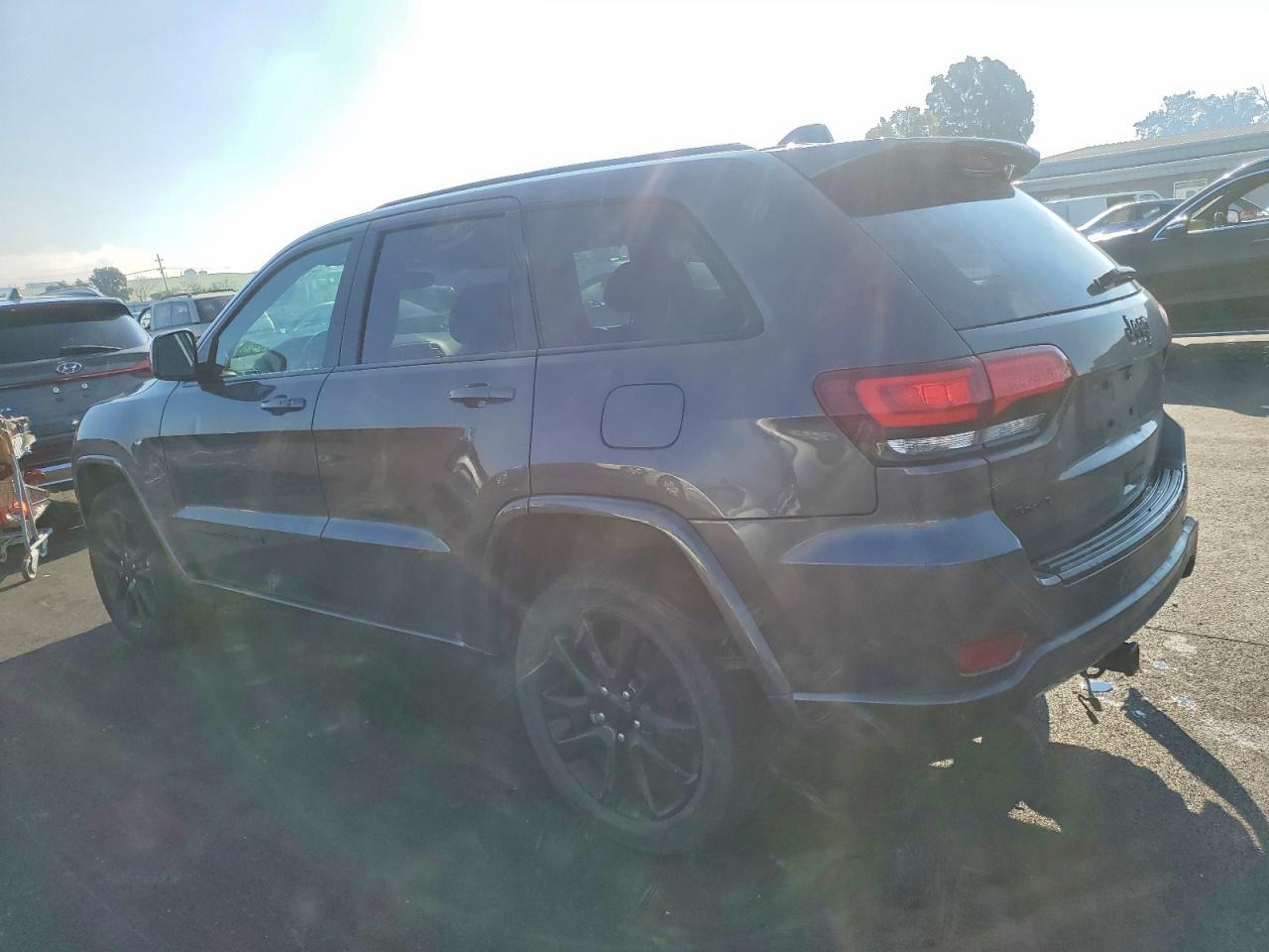 2018 Jeep Grand Cherokee Laredo - zdjęcie 2