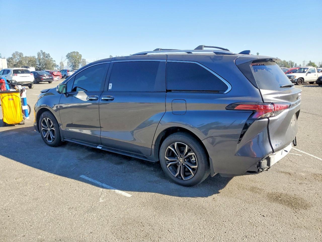 2025 Toyota Sienna Limited - zdjęcie 2