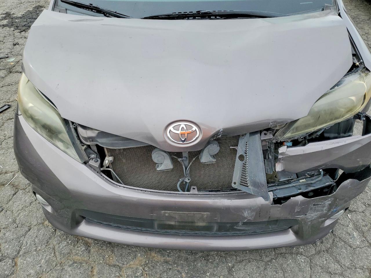 2015 Toyota Sienna Sport - zdjęcie 12