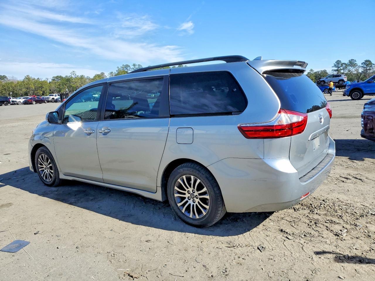 2019 Toyota Sienna Xle - zdjęcie 2