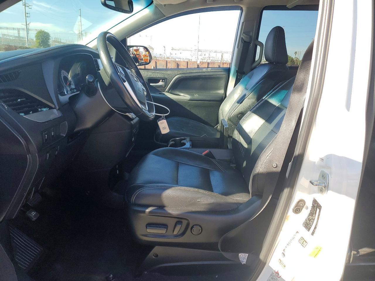 2016 Toyota Sienna Se - zdjęcie 7