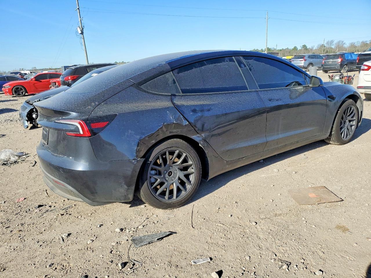 2025 Tesla Model 3 - zdjęcie 3