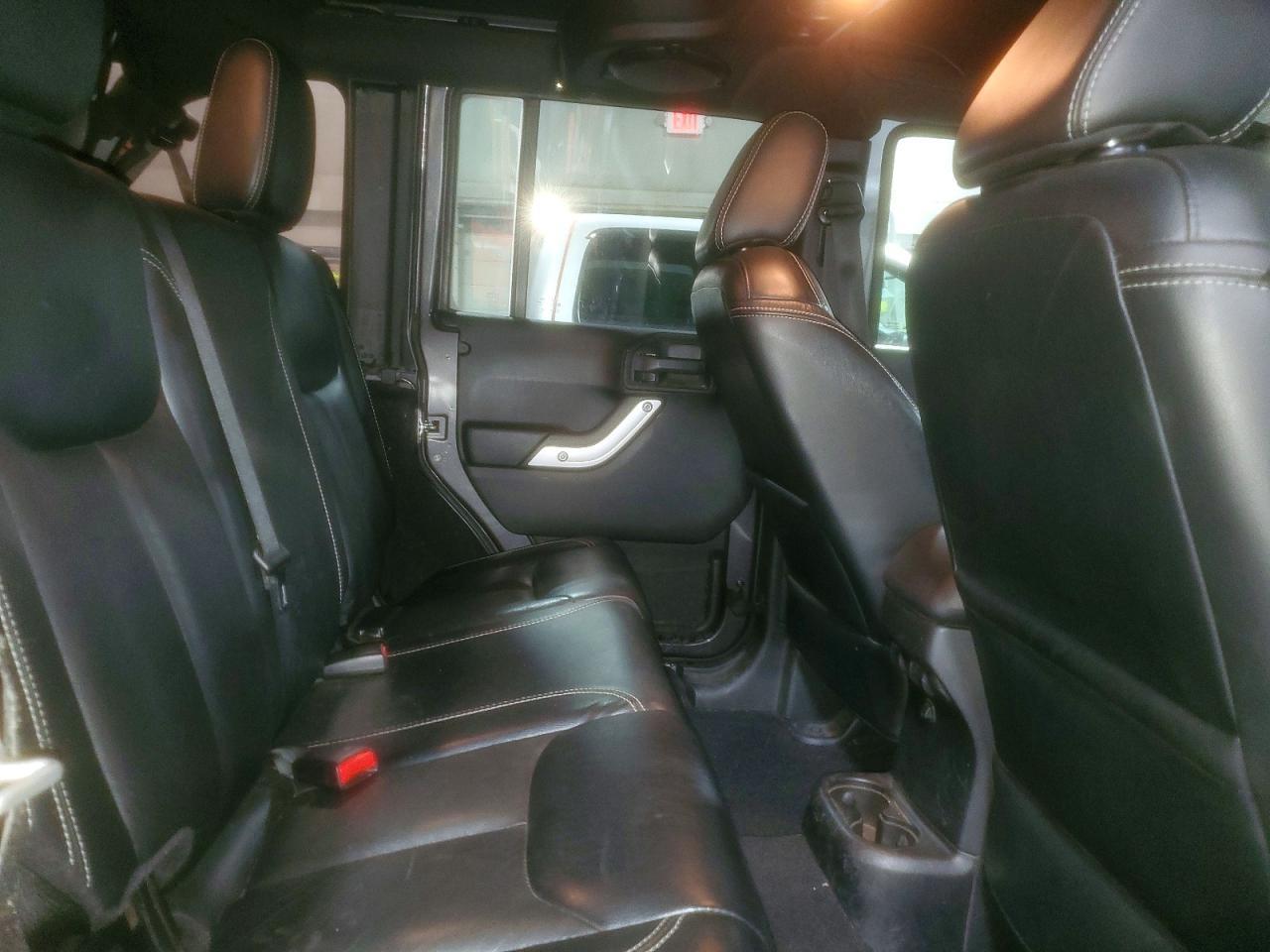 2014 Jeep Wrangler Unlimited Sahara - zdjęcie 10