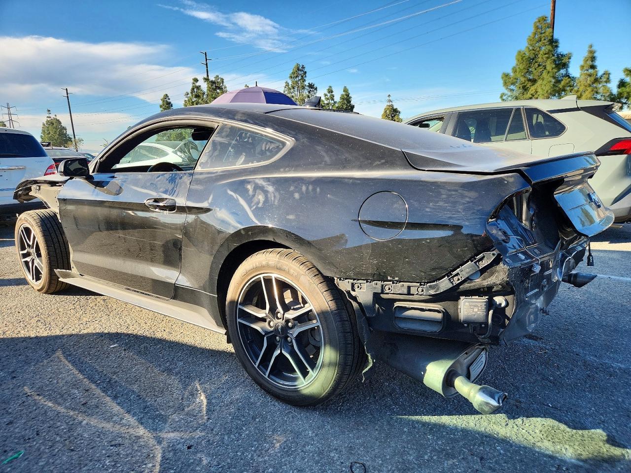 2021 Ford Mustang - zdjęcie 2