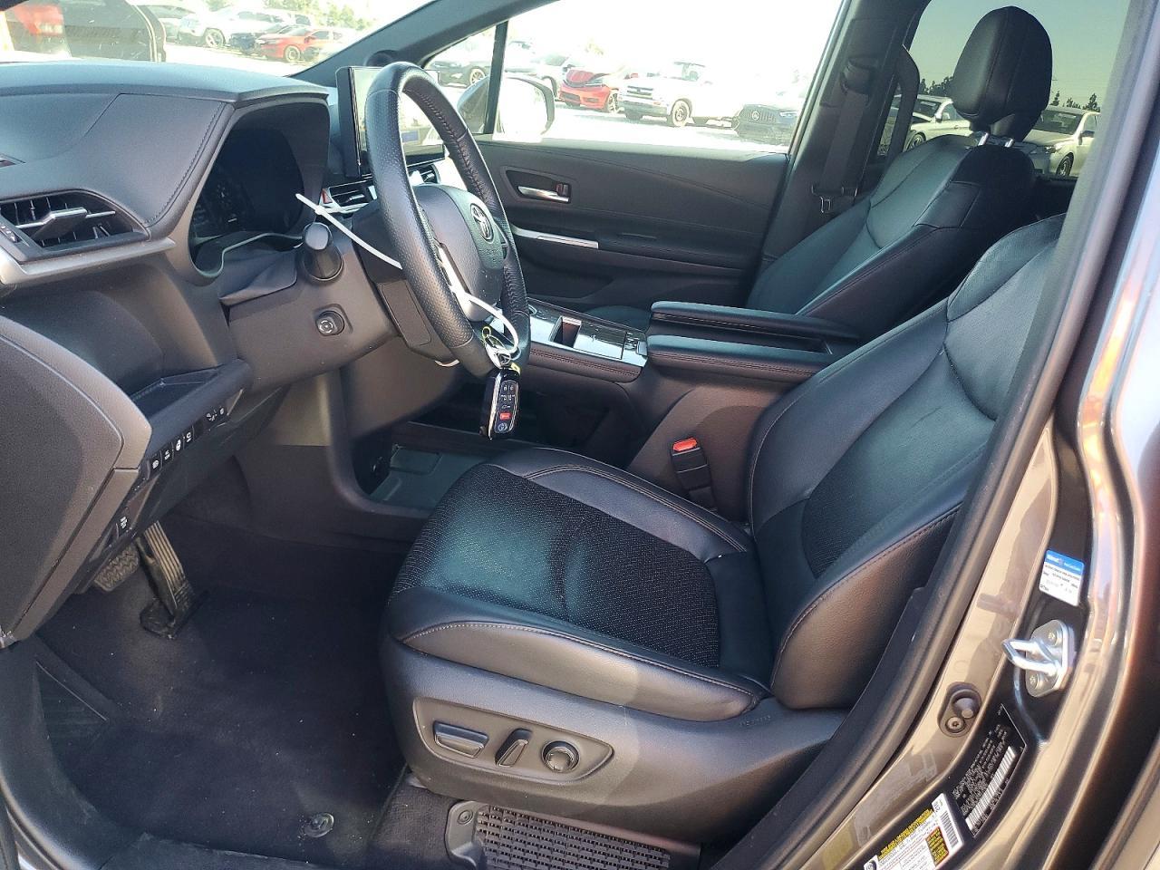 2025 Toyota Sienna Limited - zdjęcie 7