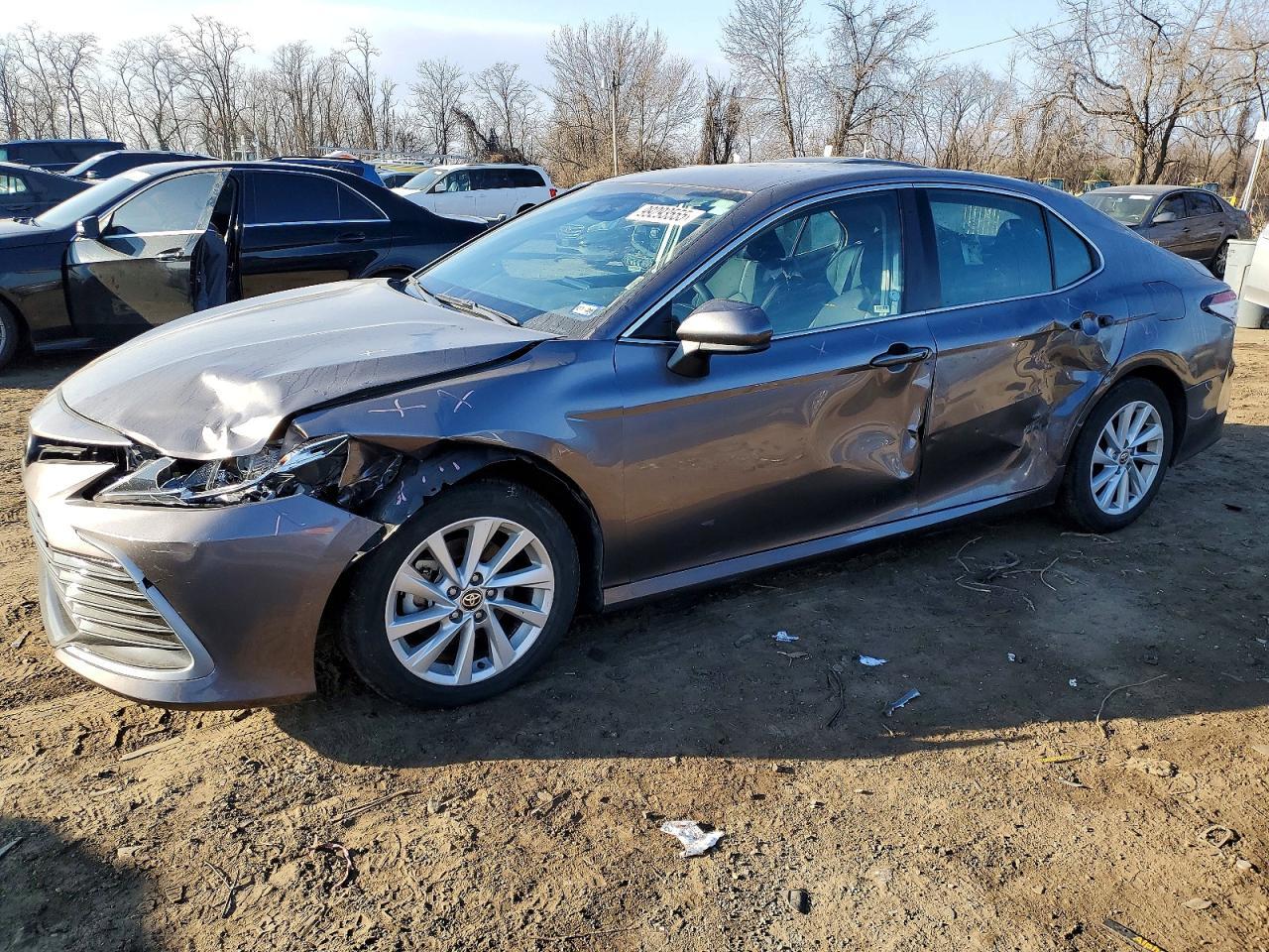 2024 Toyota Camry Le - zdjęcie główne