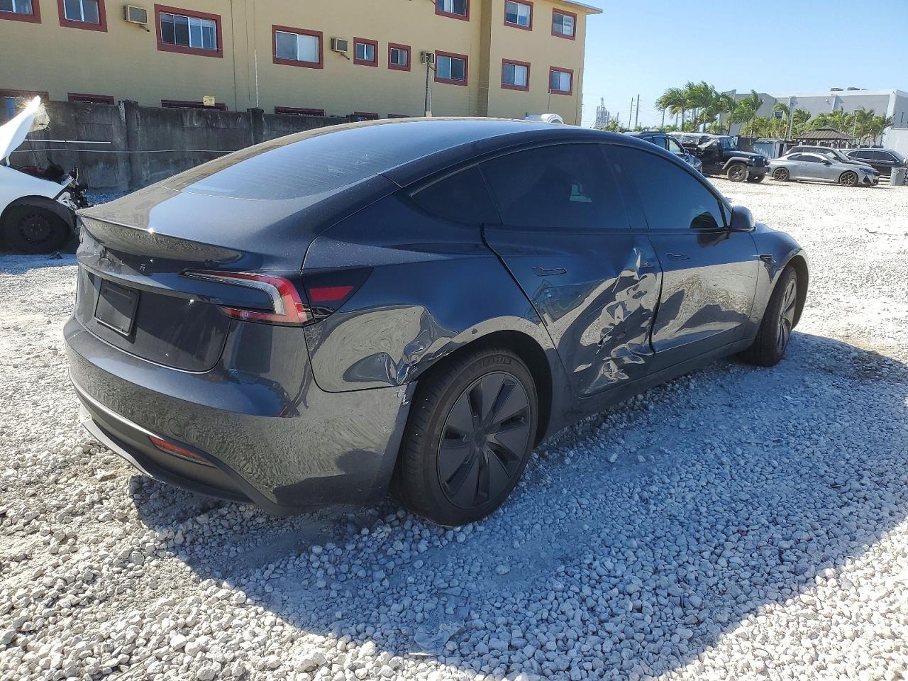 2025 Tesla Model 3 - zdjęcie 3
