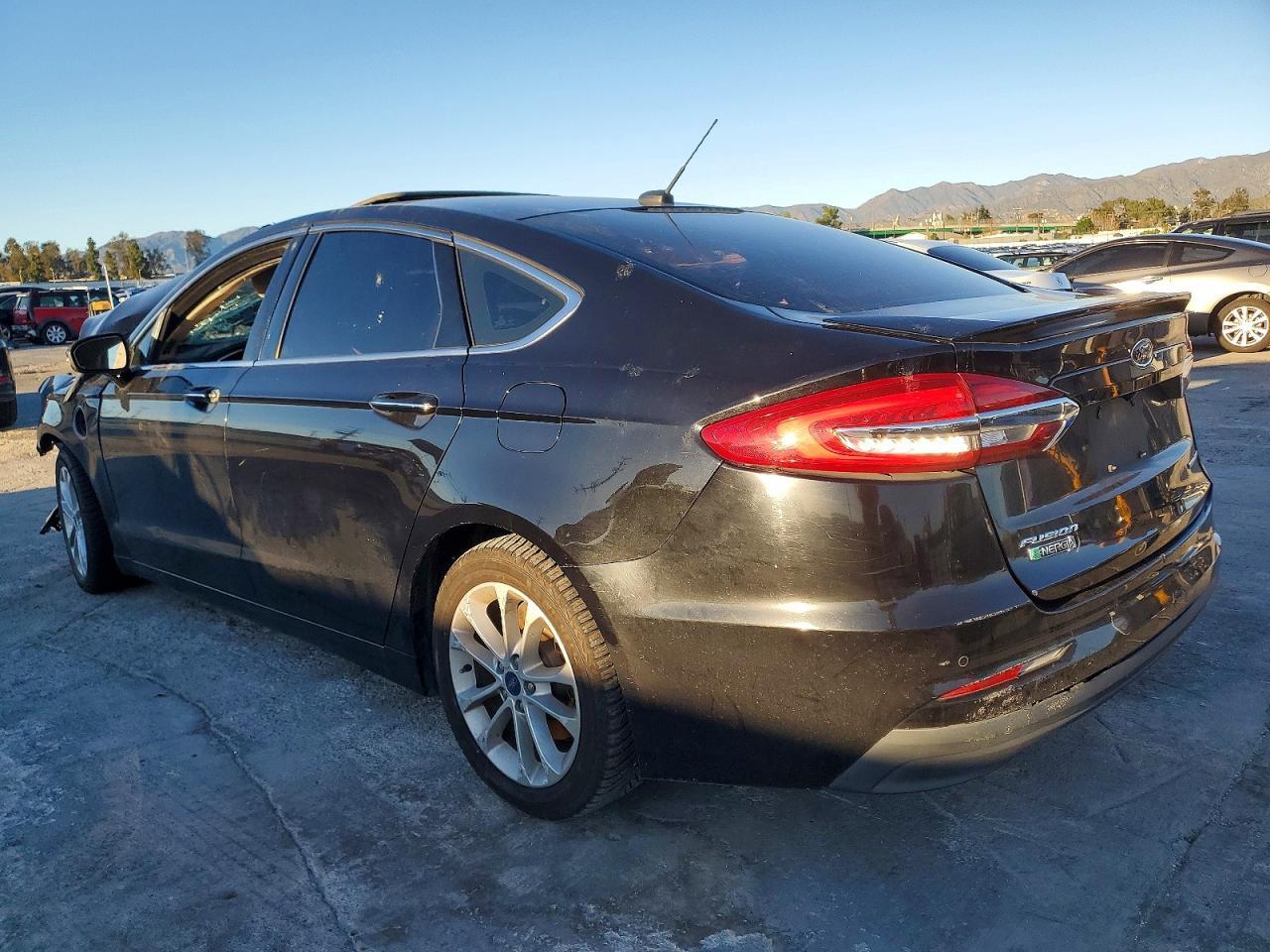 2019 Ford Fusion Titanium - zdjęcie 2