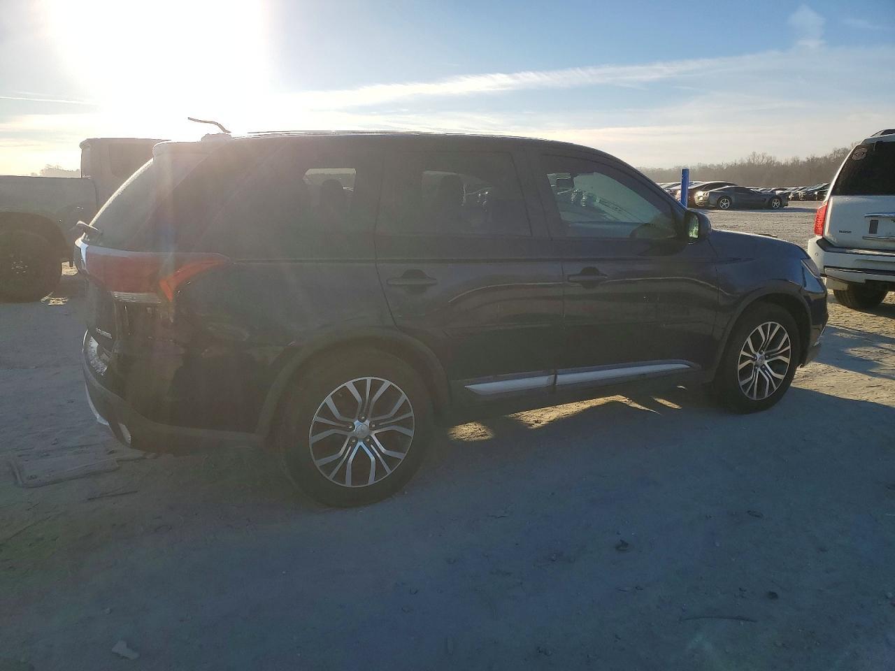 2016 Mitsubishi Outlander Es - zdjęcie 3