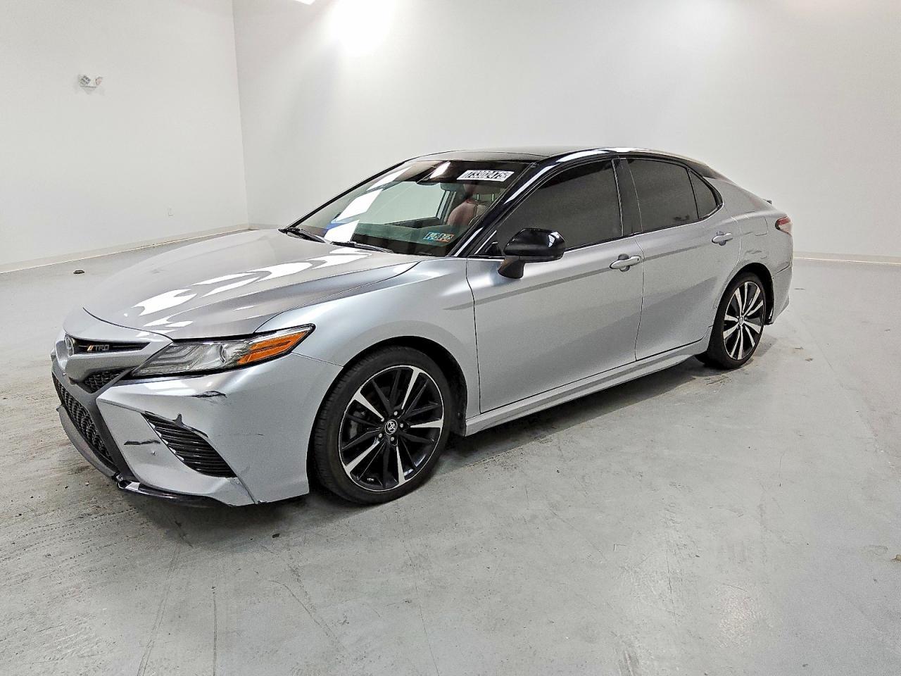 2019 Toyota Camry Xse - zdjęcie główne