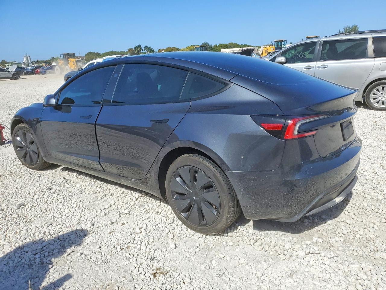 2025 Tesla Model 3 - zdjęcie 2