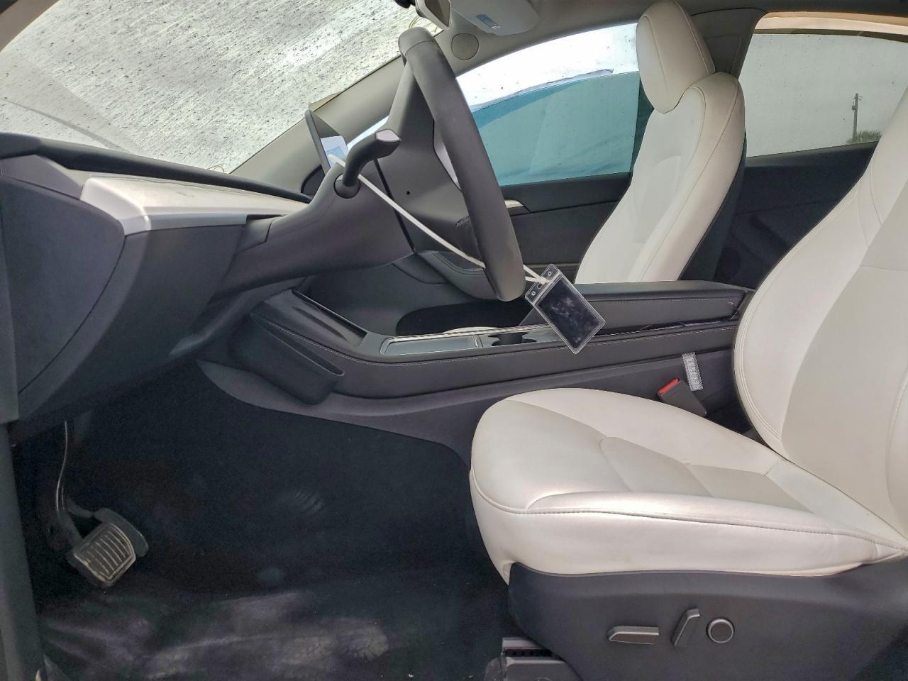 2025 Tesla Model Y - zdjęcie 7