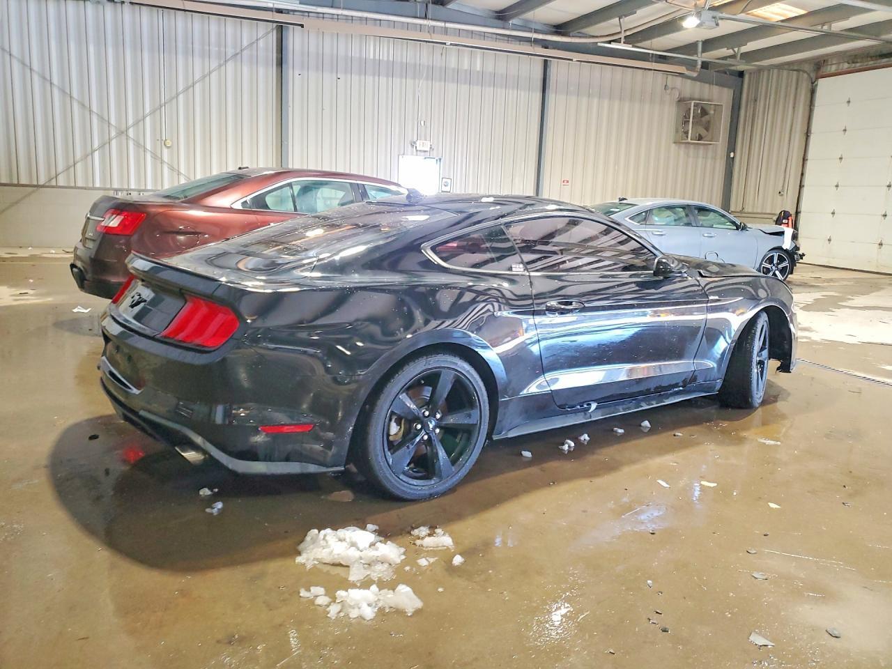 2021 Ford Mustang - zdjęcie 3