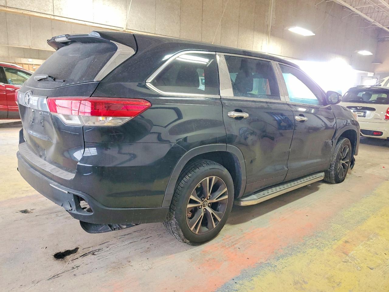 2017 Toyota Highlander Le - zdjęcie 3