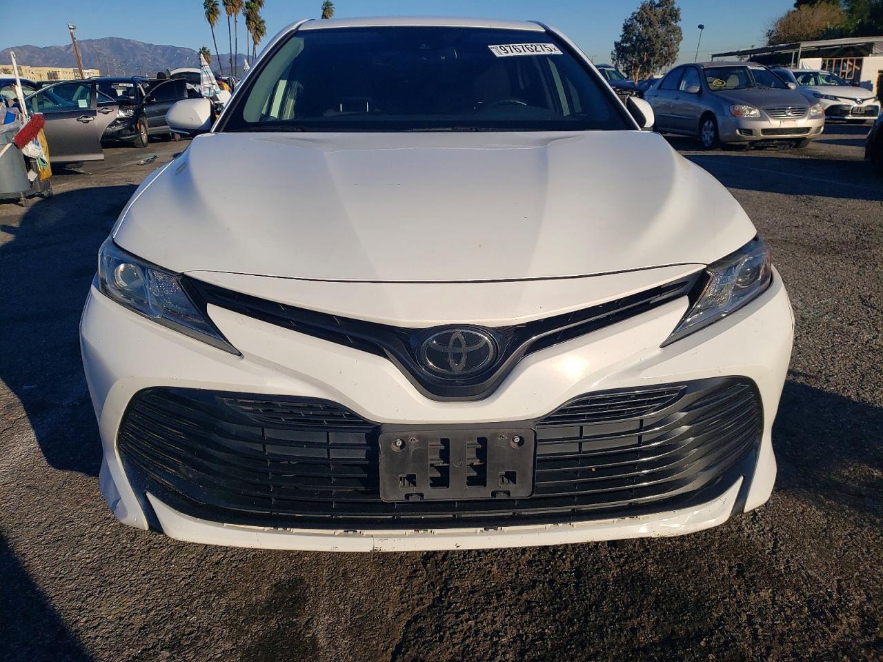 2020 Toyota Camry Le - zdjęcie 9