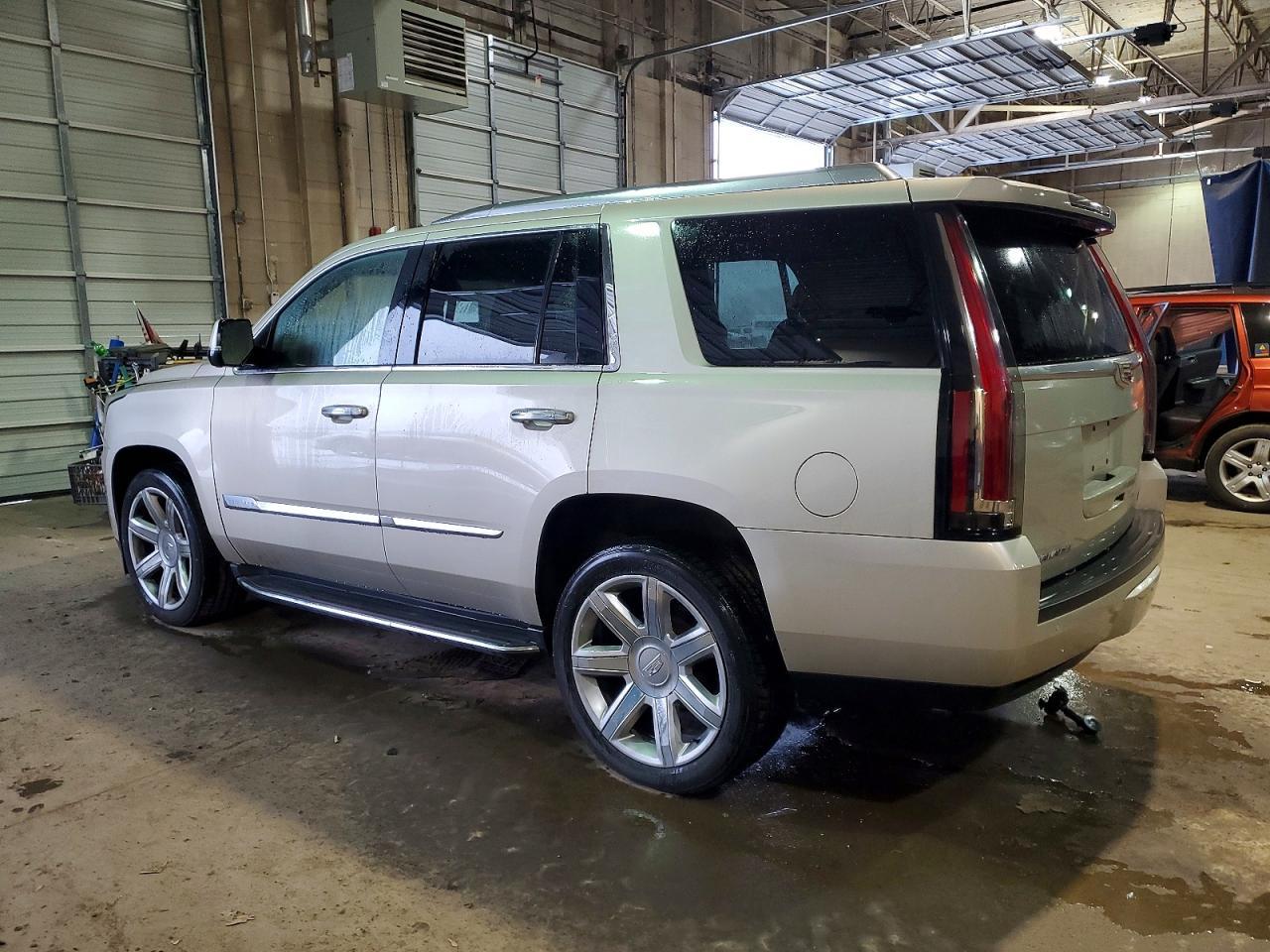 2015 Cadillac Escalade Luxury - zdjęcie 2