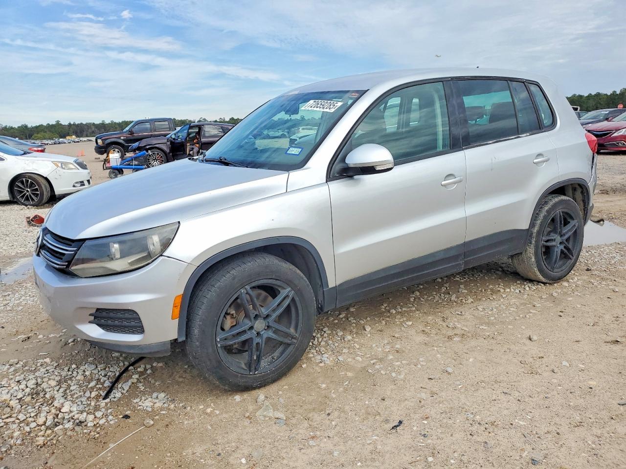 2014 Volkswagen Tiguan S - zdjęcie główne