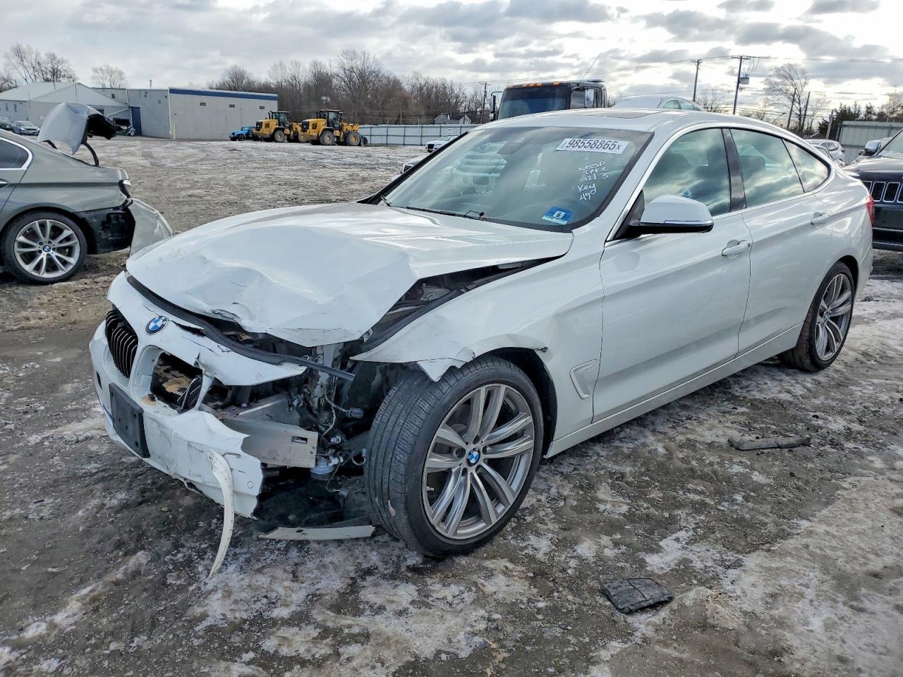 2018 BMW 330 Xigt - zdjęcie główne