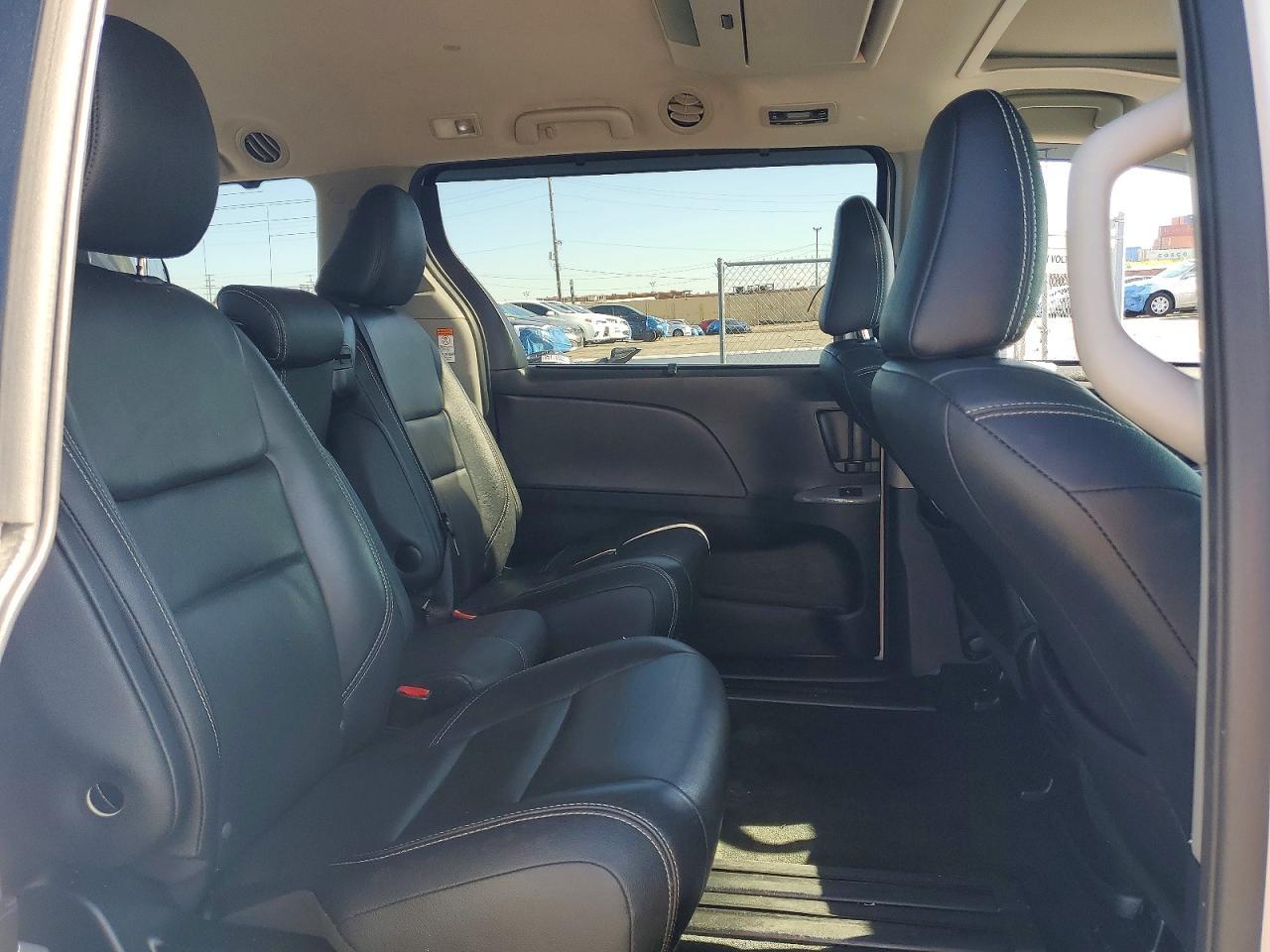 2016 Toyota Sienna Se - zdjęcie 11