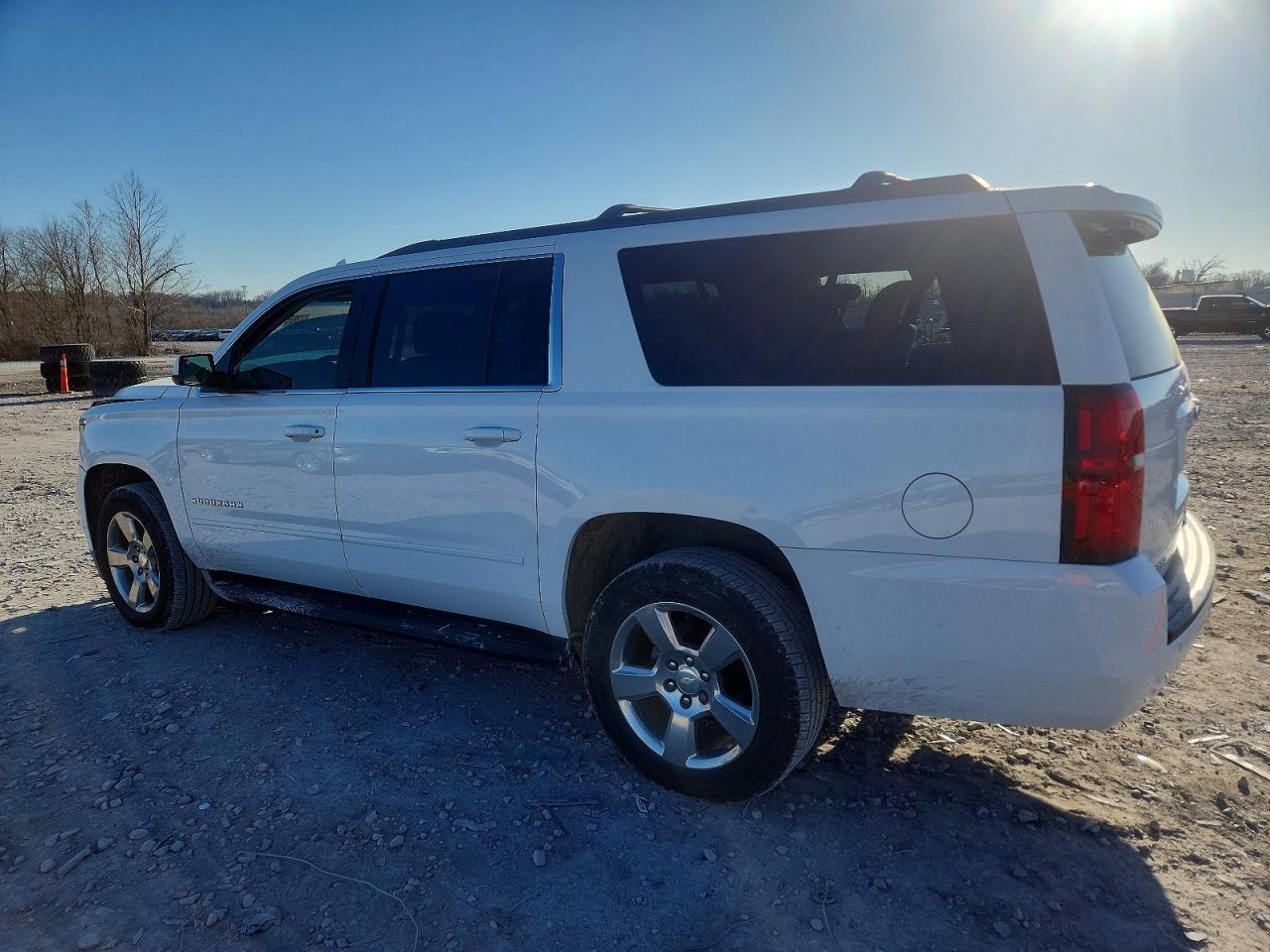 2019 Chevrolet Suburban K1500 Ls - zdjęcie 2